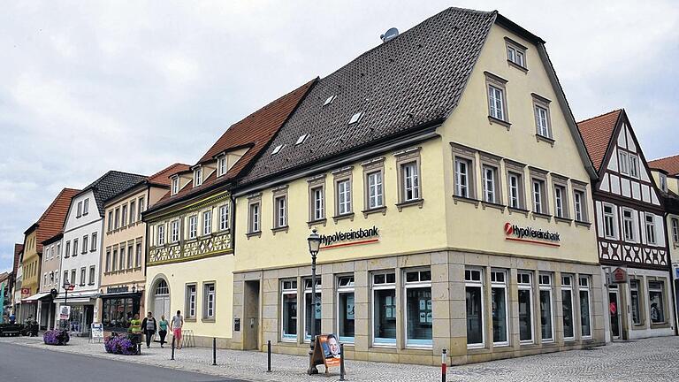 Schmücken seit Jahrhunderten das Straßenbild: Das Eckhaus und das Fachwerkhaus (links) in der Brückenstraße 44.