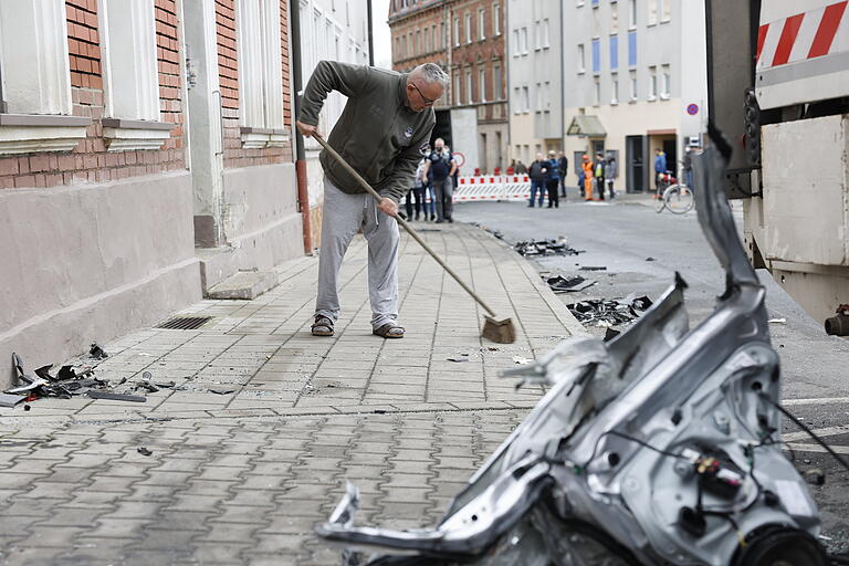 Der Morgen danach: Die Anwohner in Fürth sind mit Aufräumarbeiten beschäftigt.