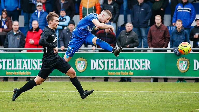 Andreas Rösch (links) vom TSV Karlburg und Dennie Michel vom FV 04 Würzburg standen sich bereits zweimal in dieser Saison mit ihren Mannschaften gegenüber. In der Relegation kommt es zu zwei weiteren Duellen.