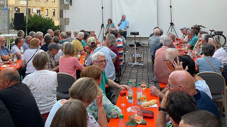 Eine große Leinwand hatten die Organisatoren Ewald Vögler und Ruth Volz für den Open-Air-Filmabend des historsichen Arbeitskreises der Gemeinde Grettstadt aufgebaut. Das Interesse der Zuschauer war so groß, sodass der Rathausplatz bei einem lauen Sommerabend gut gefüllt war. Eine große Leinwand hatten die Organisatoren Ewald Vögler und Ruth Volz für den Open-Air-Filmabend des historsichen Arbeitskreises der Gemeinde Grettstadt aufgebaut. Das Interesse der Zuschauer war so groß, sodass der Rathausplatz bei einem lauen Sommerabend gut gefüllt war.