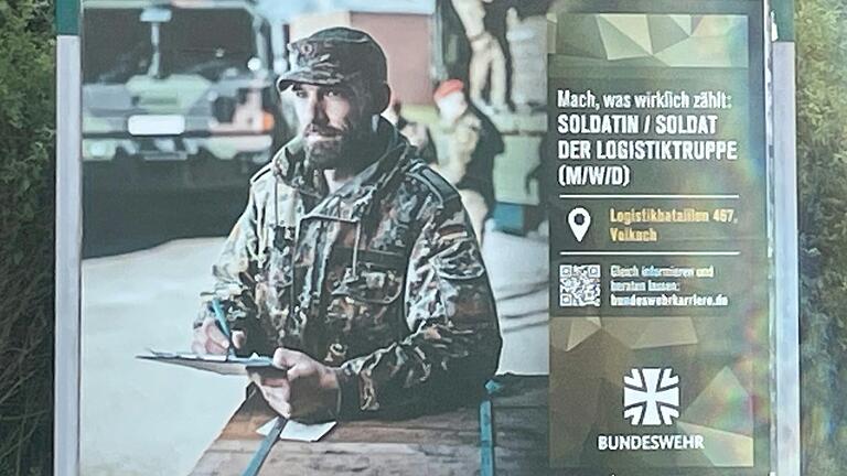 Die Bundeswehr wirbt großflächig auf einem Plakat in Kitzingen.