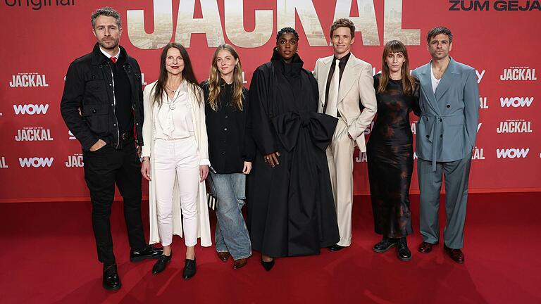 Jan-Martin Müller (links) zusammen mit Wiebke Frost, Paula Kroh, Lashana Lynch, Eddie Redmayne, Lisa Hofer und Nikolaus Barton bei der Deutschlandpremiere von 'The Day of the Jackal' in Berlin. Jan-Martin Müller (links) zusammen mit Wiebke Frost, Paula Kroh, Lashana Lynch, Eddie Redmayne, Lisa Hofer und Nikolaus Barton bei der Deutschlandpremiere von 'The Day of the Jackal' in Berlin.