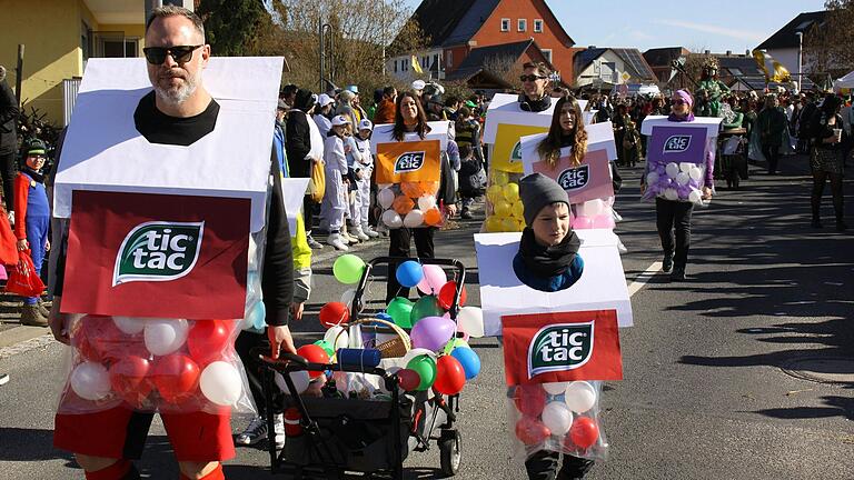 Beim Rosenmontagszug bekamen die Lutschpastillen 'TicTac' dank Mary Shoppings Beine. Beim Rosenmontagszug bekamen die Lutschpastillen 'TicTac' dank Mary Shoppings Beine.
