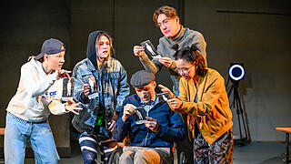 Im Mainfrankentheater auf der Probebühne:kommt 'Was Wanda will',
ein Schauspiel von Lena Hach, zur
Uraufführung.                       Besetzung: Daria Lik (Wanda), Nils David Bannert (Der Meister), Julia Baukus (Lynn), Laura Storz (Desiree), Nils van der Horst (Schulze), Eva-Lina Wenners (Kai)