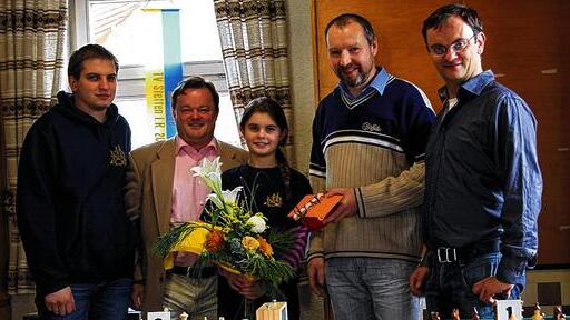 Gratulation für Jana Schneider       -  (th)  Zum zweiten Mal hat Jana Schneider von der Schachabteilung der Spielvereinigung Stetten mit Erfolg an einer Schachweltmeisterschaft für Jugendliche teilgenommen. Beim Wettbewerb im slowenischen Maribor belegte sie, wie schon ein Jahr zuvor in Brasilien, den 25. Platz (wir berichteten). Bei ihrer Heimkehr gratulierten ihr Markus Weißenberger, der Vorsitzende der Spielvereinigung, und Schach-Abteilungsleiter Bernhard Gaul zu diesem Erfolg. &bdquo;Wir sind sehr stolz auf Dich und freuen uns, dass Du unser kleines Dorf in der Schachwelt so bekannt gemacht hast&ldquo;, sagte Weißenberger. Im Bild von links: Jugendspielleiter Alexander Wurm, Vorsitzender der SpVgg Stetten Markus Weißenberger, Jana Schneider, Gesamtspielleiter Thomas Deißenberger und Abteilungsleiter Bernhard Gaul.