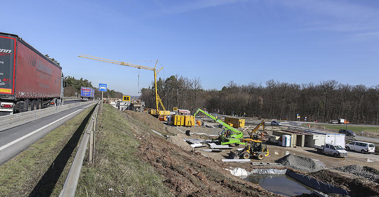 An der B 286 wird an vielen Stellen gleichzeitig gearbeitet. Im Foto ist der Einbau eines Wellstahlrohres zur Verlängerung des Wehtgrabendurchlasses zu sehen.