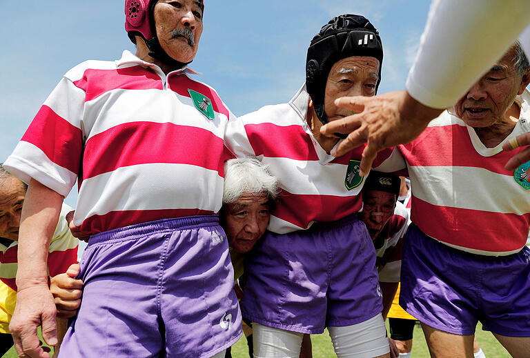 3. Preis Sport, geschichten, Kim Kyung-Hoon Ryuichi Nagayama (Mitte) ist mit 86 Jahren der älteste aktive Spieler des Fuwaku Rugby Clubs. Hier ist das Training vor einem Match in Kumagaya (Japan) zu sehen. Der Fuwaku Rugby Club wurde 1948 gegründet und ist einer von rund 150 japanischen Clubs, in denen Spieler über 40 Jahre zeigen können, was sie noch auf dem Kasten haben. Nach oben ist beim Alter allem Anschein nach keine Grenze gesetzt.