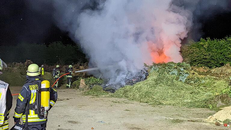 In der Nacht auf Donnerstag kam es auf dem Grünabfallplatz zwischen Oberelsbach und Sondernau zu einem großen Flächenbrand.