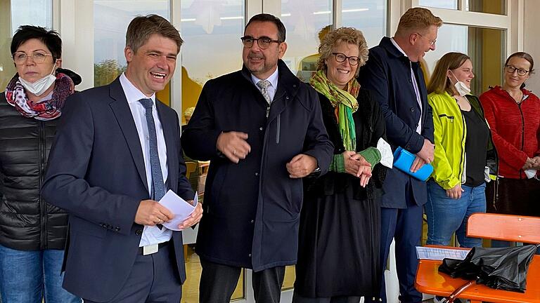 Bestens aufgelegt beim Spatenstich für den Neubau des Franziska-Streitel-Altenheims in Mellrichstadt: Gesundheitsminister Klaus Holetschek (Mitte) mit Bürgermeister Michael Kraus und Kreiscaritas-Geschäftsführerin Angelika Ochs.