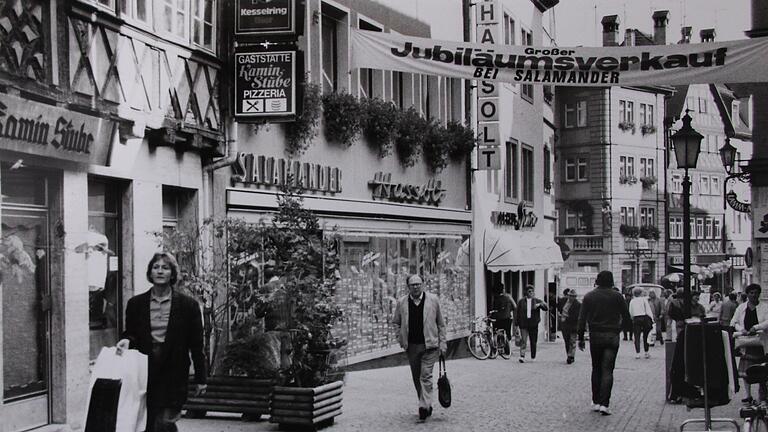 Die Kaminstube neben dem Schuhhaus Hassolt.