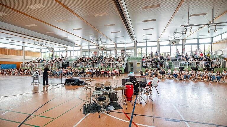Dem Festakt in der Dreifachturnhalle wohnten alle Schülerinnen und Schüler, von der fünften bis zur neunten Jahrgangsstufe, bei. Dem Festakt in der Dreifachturnhalle wohnten alle Schülerinnen und Schüler, von der fünften bis zur neunten Jahrgangsstufe, bei.