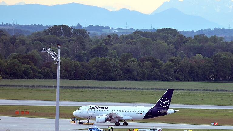 Klimaaktivisten legen Münchner Flughafen lahm       -  Die Überwachung eines sogenannten Presse-Telefons von Mitgliedern der Letzten Generation ist rechtens. (Archivbild)