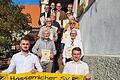 Ganz hinten Bürgermeister Mario Götz, davor (von hinten nach vorn, von links) Günther Straub, Horst Schäfer, Michael Schmitt, Rainer Huppman, Horst Henz, Horst Dienelt, Manfred Reuter und Max Wütscher,, Lothar Bieberich und rechts Reinhold Schmitt...       -  Ganz hinten Bürgermeister Mario Götz, davor (von hinten nach vorn, von links) Günther Straub, Horst Schäfer, Michael Schmitt, Rainer Huppman, Horst Henz, Horst Dienelt, Manfred Reuter und Max Wütscher,, Lothar Bieberich und rechts Reinhold Schmitt. Den Schal halten  Tim Hofmann (links, Fußballer) und rechts Domink Metz (Vorstand).