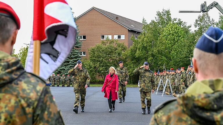 General Gerald Funke (links), Landrätin Tamara Bischof und Oberst Alexander Heinze schritten die Front der Soldaten ab. General Gerald Funke (links), Landrätin Tamara Bischof und Oberst Alexander Heinze schritten die Front der Soldaten ab. 