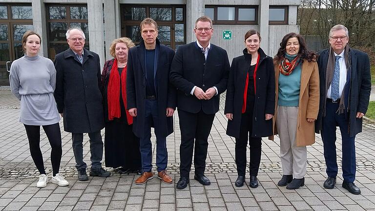 MdL Volkmar Halbleib (rechts) hatte den SPD-Landtagsfraktionsvorsitzenden Holger Grießhammer (Vierter von rechts) und weitere Gesprächspartner ins Eisinger Sankt-Josefstift eingeladen, wo man sich zwei Stunden lang durch Geschäftsführer Marco Warnhoff (Vierter von links) über die aktuelle Lage und die Herausforderungen für die Einrichtung für Menschen mit mehrfachen Behinderungen informieren ließ.