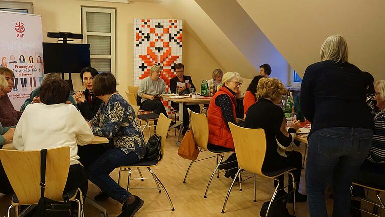 Zu einem respektvollen Austausche zwischen Ukrainerinnen und Deutschen kam es beim Abend „StarkeFrauen – Leben im Hier und Jetzt“, der im Rahmen der Schweinfurter Frauenwochen stattfand. Zu einem respektvollen Austausche zwischen Ukrainerinnen und Deutschen kam es beim Abend „StarkeFrauen – Leben im Hier und Jetzt“, der im Rahmen der Schweinfurter Frauenwochen stattfand.