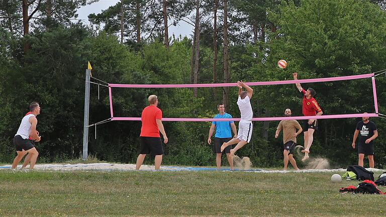 Auf dem sportlichen Programm standen auch Beachvolleyball. Foto: Dieter Gürz Auf dem sportlichen Programm standen auch Beachvolleyball. Foto: Dieter Gürz
