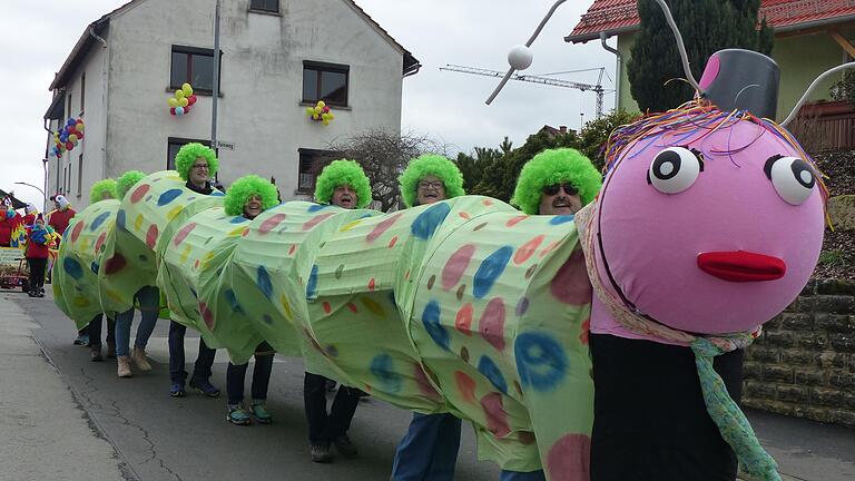 Ein„Gaudiwurm“ gratulierte ebenfalls beim Wegfurter Fosenochtszug zum 60-jährigen Jubiläum der Wegfurter Geisfürst-Fosenocht. Ein„Gaudiwurm“ gratulierte ebenfalls beim Wegfurter Fosenochtszug zum 60-jährigen Jubiläum der Wegfurter Geisfürst-Fosenocht.