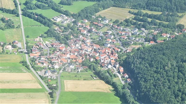 Idyllisch liegt das gesuchte Dorf am Fuße der Rhön. Wie heißt die Ortschaft, die durch die Rettung einer Haustierrasse bekannt wurde? Idyllisch liegt das gesuchte Dorf am Fuße der Rhön. Wie heißt die Ortschaft, die durch die Rettung einer Haustierrasse bekannt wurde?