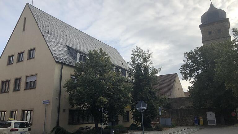 Das ehemalige Postgebäude an der Bürgermeister-Weigand-Straße in Gerolzhofen wird zu einem Mehrfamilienhaus umgebaut. Das ehemalige Postgebäude an der Bürgermeister-Weigand-Straße in Gerolzhofen wird zu einem Mehrfamilienhaus umgebaut.
