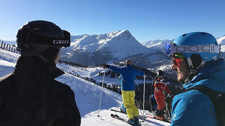 Blick vom Gueser Kopf auf den Grenzberg Pizlad: An der Vorderseite ist österreichisches Gebiet, an der rechten Flanke erstreckt sich das Engadin in die Schweiz und links geht's nach Südtirol. Blick vom Gueser Kopf auf den Grenzberg Pizlad: An der Vorderseite ist österreichisches Gebiet, an der rechten Flanke erstreckt sich das Engadin in die Schweiz und links geht's nach Südtirol.