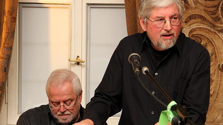 Trauer, Tod und Leid als literarische und poetische Themen: (von links) Bernhard Elsesser und Dr. Klaus Roos. Trauer, Tod und Leid als literarische und poetische Themen: (von links) Bernhard Elsesser und Dr. Klaus Roos.
