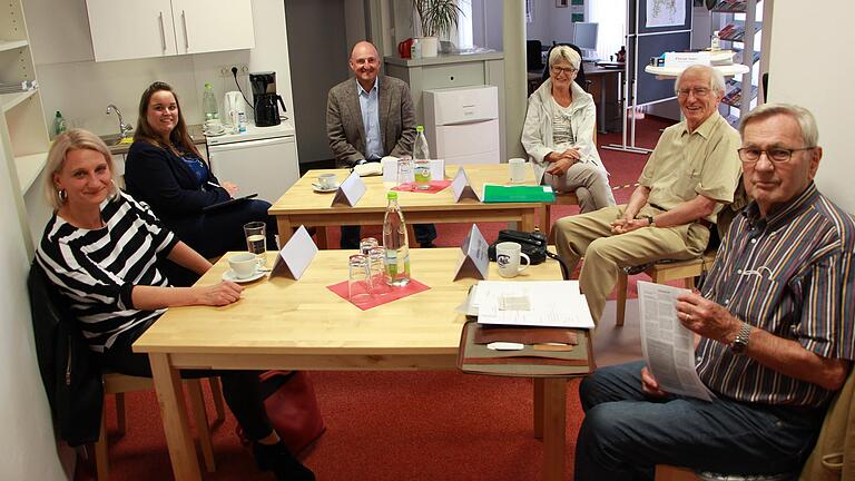 Über Chancen und Herausforderungen des mobilen Arbeitens diskutierten (von links): Pamela Nembach, Lisa Straub, Bernd Rützel MdB, Heidi Wright MdB a.D., Peter Keller MdB a.D. und Reinhold Möller. Über Chancen und Herausforderungen des mobilen Arbeitens diskutierten (von links): Pamela Nembach, Lisa Straub, Bernd Rützel MdB, Heidi Wright MdB a.D., Peter Keller MdB a.D. und Reinhold Möller.