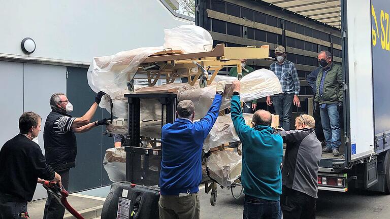 Mit einem Hubwagen wurden die gespendeten Betten in den Lastwagen verladen.       -  Mit einem Hubwagen wurden die gespendeten Betten in den Lastwagen verladen.
