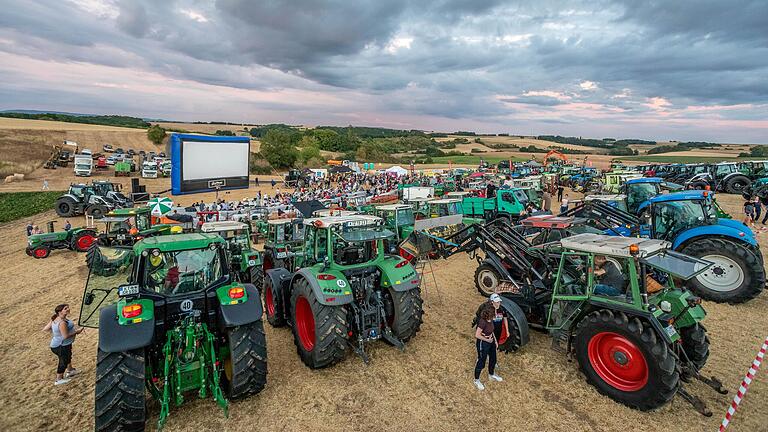 Rund 150 Schlepper und etwa 700 Besucher sind der Einladung zum Ochsenfurter Traktor-Kino gefolgt.&nbsp;
