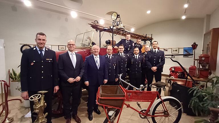Ehrungen für 25 Jahre aktiven Feuerwehrdienst. Das Bild zeigt von links:  Kreisbrandrat Markus Ulrich, Oberbürgermeister Dirk Vogel, Landrat Thomas Bold, Dominik Reichert, Christian Kiesel, Benjamin Fehr, Harald Albert und Michael Ries. Auf dem Auto sitzend: Alexander Kiesel, Andreas Müller.       -  Ehrungen für 25 Jahre aktiven Feuerwehrdienst. Das Bild zeigt von links:  Kreisbrandrat Markus Ulrich, Oberbürgermeister Dirk Vogel, Landrat Thomas Bold, Dominik Reichert, Christian Kiesel, Benjamin Fehr, Harald Albert und Michael Ries. Auf dem Auto sitzend: Alexander Kiesel, Andreas Müller.