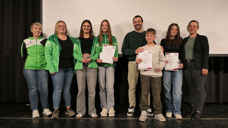 Beste Sportlerin des Jahres 2024 ist Nora Bräuter (Zweite von rechts) von den Keglern der DJK Kirchaich. Max Ebner (Dritter von rechts) bekam den Titel 'Bester Sportler' verliehen und die U15 Korbballerinnen des SV Friesenhausen wurden als beste Mannschaft ausgezeichnet.