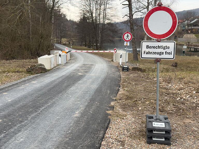 Für Anwohner, Schulbusse, Feuerwehr und Rettungsdienste gibt es eine Umleitung parallel zur Ortsdurchfahrt, die mit einer Schranke gesichert ist. Für Anwohner, Schulbusse, Feuerwehr und Rettungsdienste gibt es eine Umleitung parallel zur Ortsdurchfahrt, die mit einer Schranke gesichert ist.