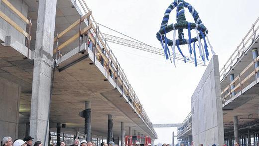 Richtfest: Der Neubau von Schneider Electric/Elau in Alfeld wächst termingerecht in die Höhe. Richtfest: Der Neubau von Schneider Electric/Elau in Alfeld wächst termingerecht in die Höhe.