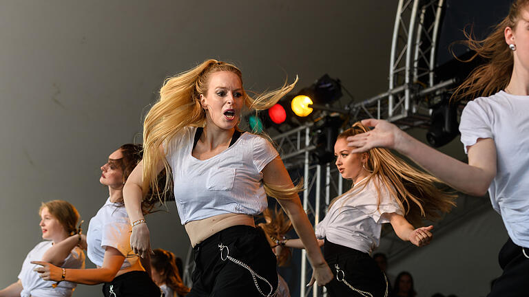 Umsonst & Draussen Sonntag       -  Tänzerinnen und Tänzer aus unterschiedlichsten Einrichtungen treten am Sonntag (23.06.19) auf der Draussen-Bühne beim Umsonst & Draussen Festival auf den Mainwiesen in Würzburg auf.