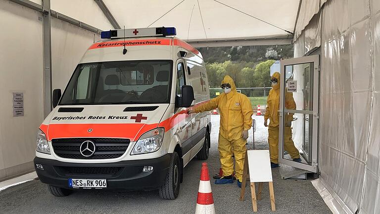 Die „Drive-Through“-Teststation in Heustreu, die am 30. März ihren Betrieb aufnahm, bleibt auch weiterhin ein wichtiger Anlaufpunkt, um Corona-Tests vorzunehmen. Sie befindet sich auf dem Parkplatz am Sportplatz und ist Anlaufstelle für Rhön-Grabfelder, bei denen Verdacht auf Covid-19 besteht. Die „Drive-Through“-Teststation in Heustreu, die am 30. März ihren Betrieb aufnahm, bleibt auch weiterhin ein wichtiger Anlaufpunkt, um Corona-Tests vorzunehmen. Sie befindet sich auf dem Parkplatz am Sportplatz und ist Anlaufstelle für Rhön-Grabfelder, bei denen Verdacht auf Covid-19 besteht.