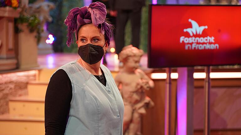 Zuständig für humoristische Hygienekonzepte: Ines Procter, Frankens närrische Putzfraa, bei den Proben für die Aufzeichnung von 'Fastnacht in Franken' in Veitshöchheim. Zuständig für humoristische Hygienekonzepte: Ines Procter, Frankens närrische Putzfraa, bei den Proben für die Aufzeichnung von 'Fastnacht in Franken' in Veitshöchheim.