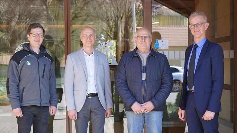 Die Überlandwerk Rhön GmbH verabschiedet den langjährigen Mitarbeiter Dietmar Eppler in den Ruhestand. Auf dem Foto von links: Martin Reußenzehn (Betriebsrats-Vorsitzender), Roland Göpfert (Geschäftsführer), Dietmar Eppler, Joachim Schärtl (Geschäftsführer).