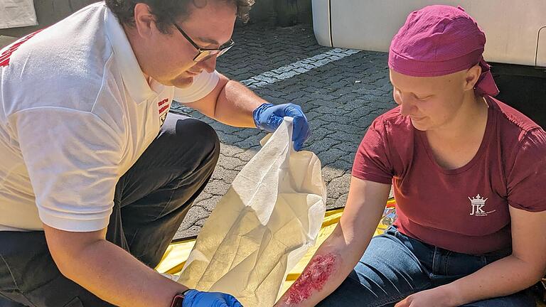 Dieses „Unfallopfer“ wird nach einer Verbrühung des Unterarms vom Ersthelfer der Feuerwehr versorgt. - Dieses „Unfallopfer“ wird nach einer Verbrühung des Unterarms vom Ersthelfer der Feuerwehr versorgt. Dieses „Unfallopfer“ wird nach einer Verbrühung des Unterarms vom Ersthelfer der Feuerwehr versorgt. - Dieses „Unfallopfer“ wird nach einer Verbrühung des Unterarms vom Ersthelfer der Feuerwehr versorgt.