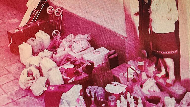 Neben den acht Menschen wurde dieses Gepäck in die Familienkutsche gepresst. - Neben den acht Menschen wurde dieses Gepäck in die Familienkutsche gepresst. Neben den acht Menschen wurde dieses Gepäck in die Familienkutsche gepresst. - Neben den acht Menschen wurde dieses Gepäck in die Familienkutsche gepresst.