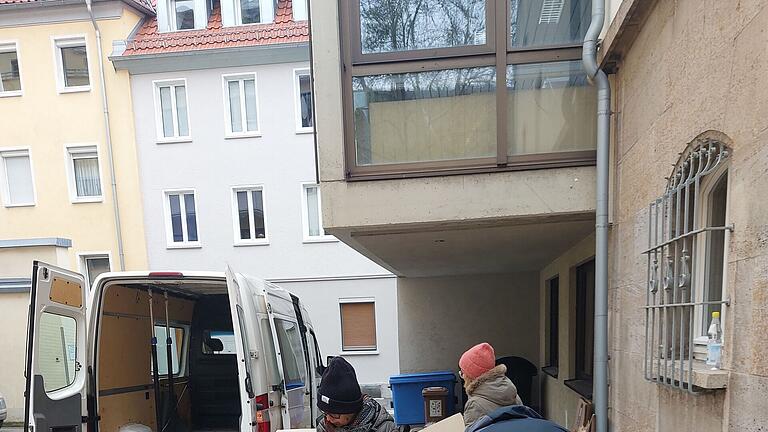 Archive beim Verpacken der Unterlagen.