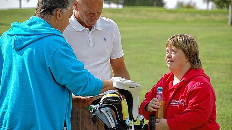 Sarah Rinkowitz bespricht sich mit Vater und Trainer.