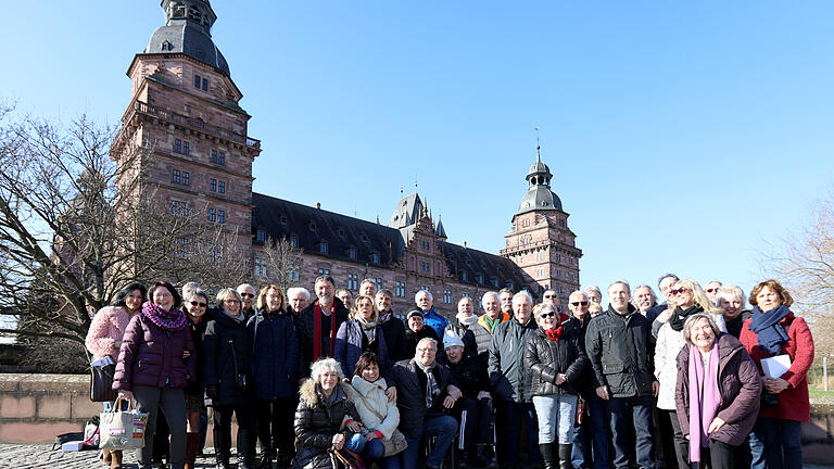 HMB Media/ Heiko Becker       -  Deutschland, Aschaffenburg, Rathaus, 05.02.2018, Empfang fuer 40 Jahre Handball-Weltmeister von 1978Bild: Die Handball-Weltmeister von 1978 vor dem Schloss Johannisburg in Aschaffenburg mit Familie und Freunden