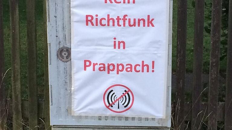 So fing alles an. Mirco Burger hängte vor sieben Jahren erste Plakate gegen die Internetversorgung von Prappach durch Richtfunk auf. So fing alles an. Mirco Burger hängte vor sieben Jahren erste Plakate gegen die Internetversorgung von Prappach durch Richtfunk auf.