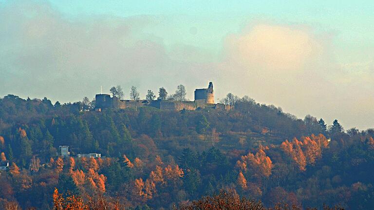 Die Burgruine Botenlauben thront hoch über Bad Kissingen und ist so schon von weitem zu sehen. Die Burgruine Botenlauben thront hoch über Bad Kissingen und ist so schon von weitem zu sehen. 