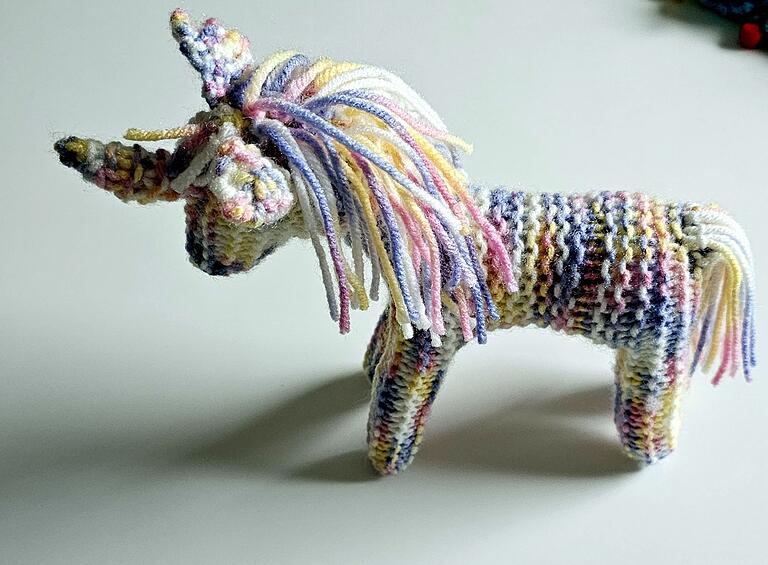 Eine sehr bunte Figur als der Sammlung von&nbsp;Bärbel Hertrampf: Ein Regenbogen-Einhorn mit Rasta-Frisur.