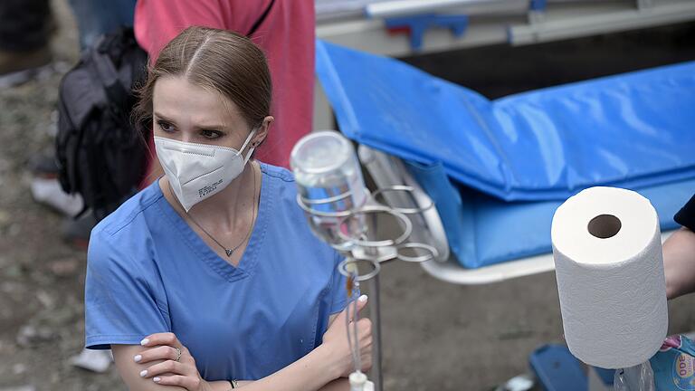 Ukraine-Krieg - Kiew nach Angriff auf Kinderkrankenhaus       -  Krankenschwestern mussten ihre jungen Patienten auf der Straße versorgen. (Archivbild)