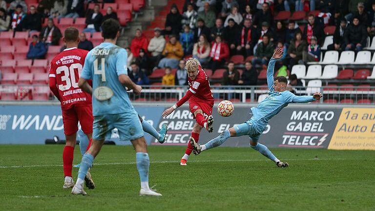 In dieser Szene kommt Jonas Wieselsberger gegen den Münchner Benedikt Hoppe zum Schuss. Der Außenbahnspieler war beim 3:0-Sieg der Kickers gegen Türkgücü einer der besten Würzburger.