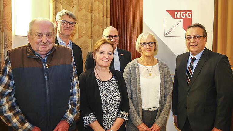 Die Geehrten (von links): Ernst Hofmann (50 Jahre, Bernd Spengler (Rechtsanwalt für Arbeitsrecht), Gabriele Zimmermann (40 Jahre), Ottmar Montag (NGG-Ortstellenvorsitzender), Maria Heinikel (50 Jahre) und Ibo Ocak.