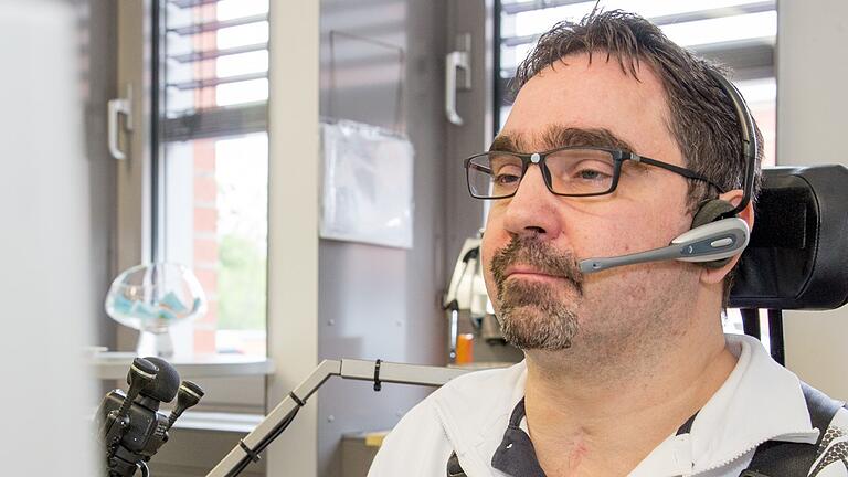 Ermittler trotz Handicap: Uwe Herold an seinem Arbeitsplatz bei der Polizei in Würzburg. Ermittler trotz Handicap: Uwe Herold an seinem Arbeitsplatz bei der Polizei in Würzburg.