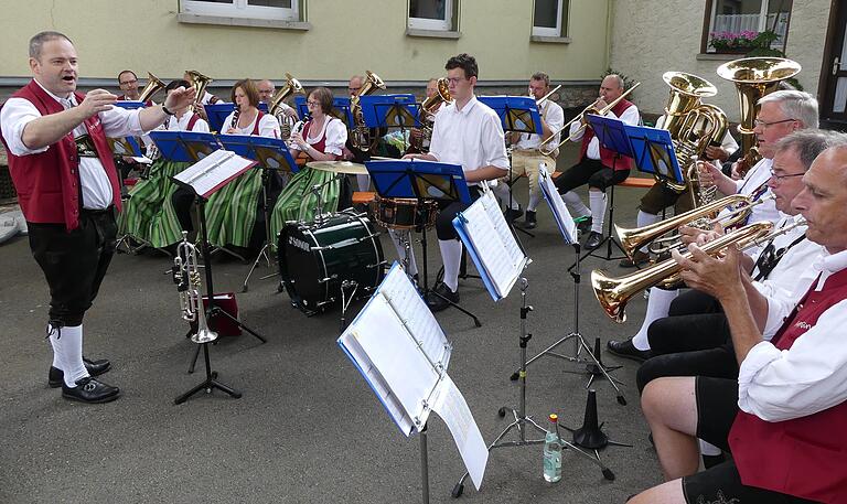 Blasmusik vom Feinsten: Die Original Ginolfser Dorfmusikanten unter der Leitung von Kurt Sitzmann glänzten beim Saale-Musicum in der Weisbacher Dorfmitte mit schwungvollen Polkas.